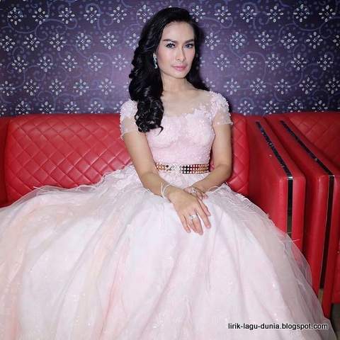 Iis Dahlia - instagram 2017 Iis Dahlia - instagram 2017