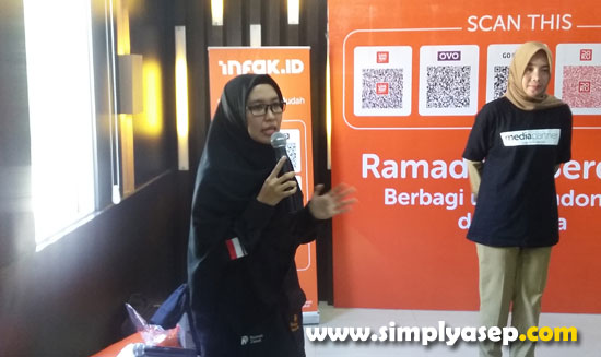 MC : Rahmi dari RUmah Zakat bertindak sebagai MC dalam Launching program Ramadhan Berdaya Rumah Zakat yang digelar di Resto Pegasus Pontianak Selasa (30/4) ini Foto Asep Haryono MC : Rahmi dari RUmah Zakat bertindak sebagai MC dalam Launching program Ramadhan Berdaya Rumah Zakat yang digelar di Resto Pegasus Pontianak Selasa (30/4) ini Foto Asep Haryono