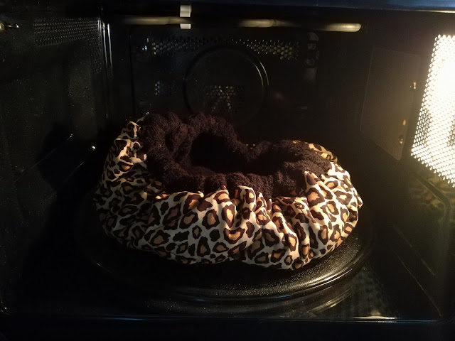 Il suffit de placer le bonnet pendant 1 minute et demi au micro,ondes et la chaleur reste pendant environ 30 à 45 minutes. Plus besoin de réchauffer votre