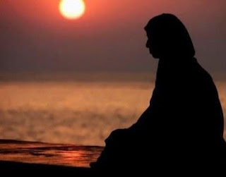 ibu merenung sendirian ibu merenung sendirian