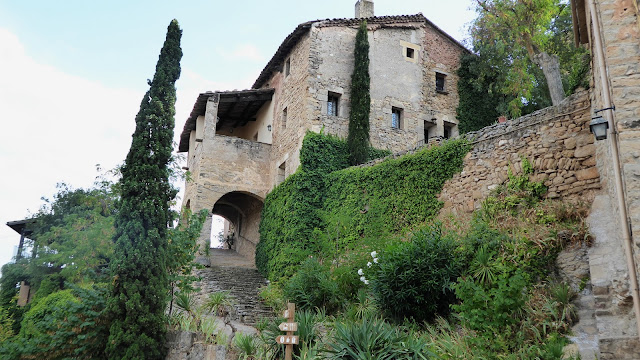Escapada romántica al pueblo medieval de Montsonís y su castillo