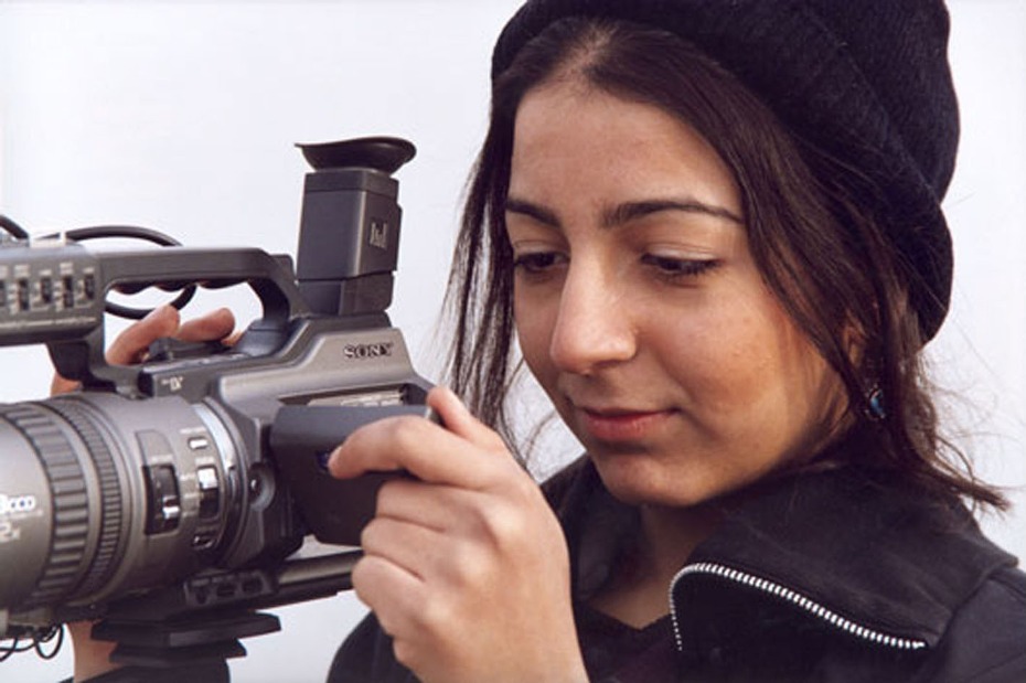 La iraní Hana Makhmalbaf filmó "Buda explotó por vergüenza" en Afganistán en 2006 con sólo 18 años.