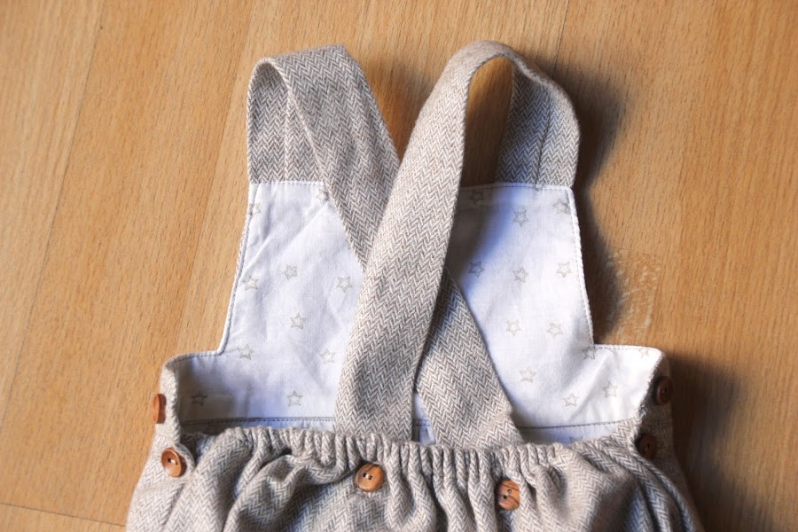 DIY Tutorial y patrones de ropa para bebes. Como hacer peto bebe