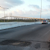 Buraco interdita uma faixa do viaduto Santos Reis no acesso à ponte Newton Navarro