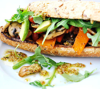 Sandwich de verduras a la plancha con pesto de tomate seco, albahaca y anacardos