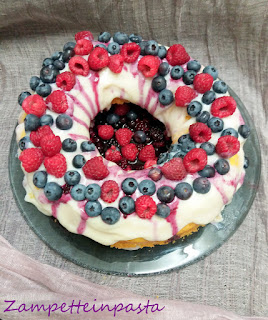 Ciambella soffice con crema pasticcera al cioccolato bianco senza uova e frutti di bosco