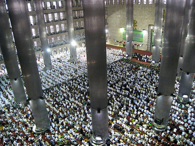 http://4.bp.blogspot.com/-AnkDVuoBspo/UhTLQon7rxI/AAAAAAAAA1k/92uMxxkNrMQ/s1600/Istiqlal-Mosque-During-Eid-ul-Fitri.jpg