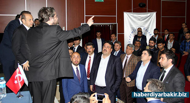 Li kû derê îhaleke hebe wekîlên me û xizmên wan li wir in DIYARBEKIR-Rojnamevan-Nivîskar Tuna Oztunçê ku di panela ku Wezîrê Kevin ê YEyê Egemen Bagiş beşdar bibû de axivî destnîşan kir ku parlementerên Diyarbekirê bi pirsgirêkên gel re eleqedar nabin û li pey îhaleyan in. Piştî ku Cîhan Ensarîogluyê birayê Galîp Ensarîoglu ji vê idîayê re bertek nîşan da di salonê de gengeşe derket.