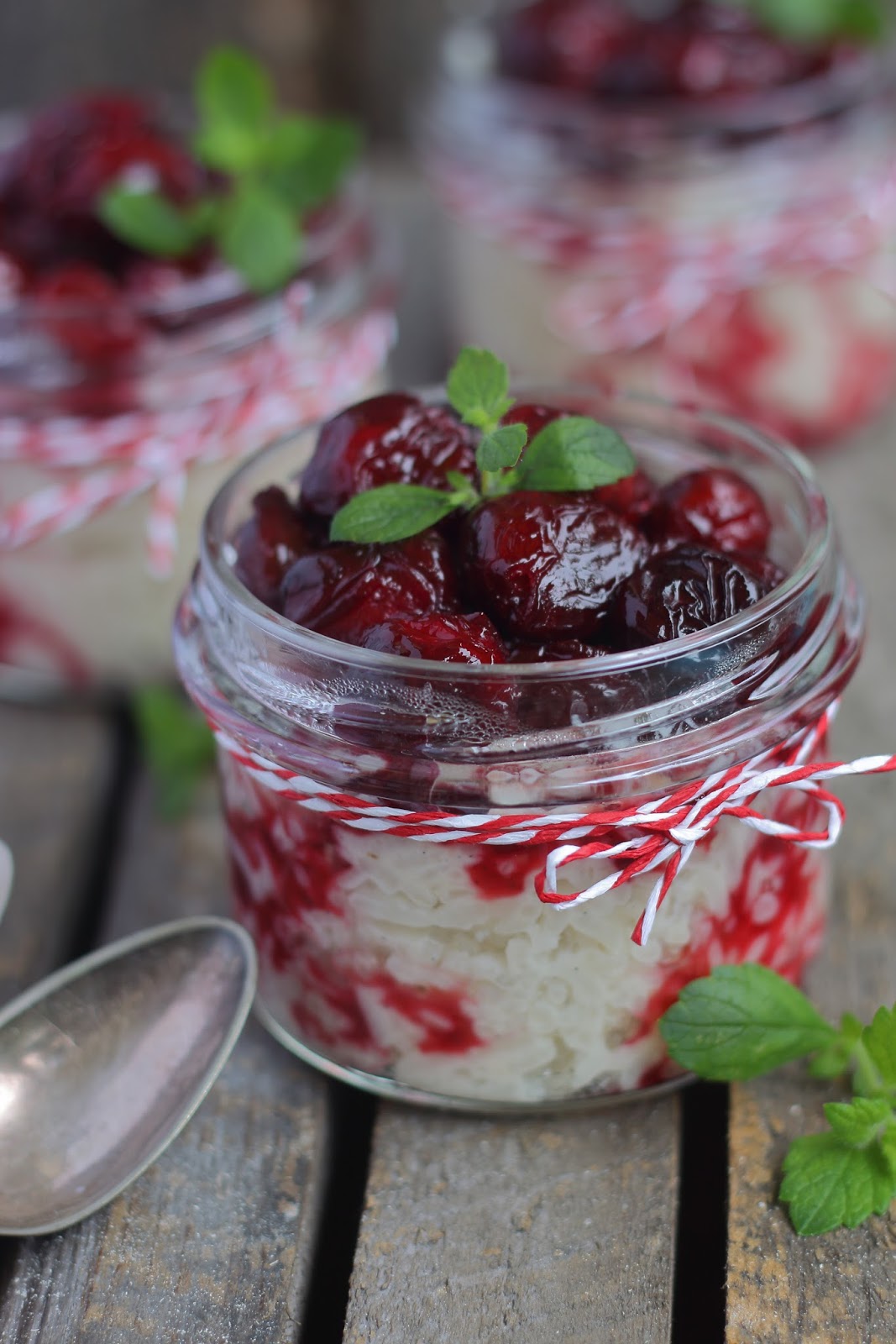 Smakowity Blog Kulinarny Pudding ryżowy z gorącym sosem wiśniowym