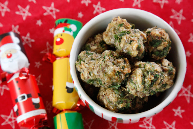 {RECIPE} "Mistletoe" Mini Meatballs with Parsley Homemade meatball dog treats in a Christmas bowl