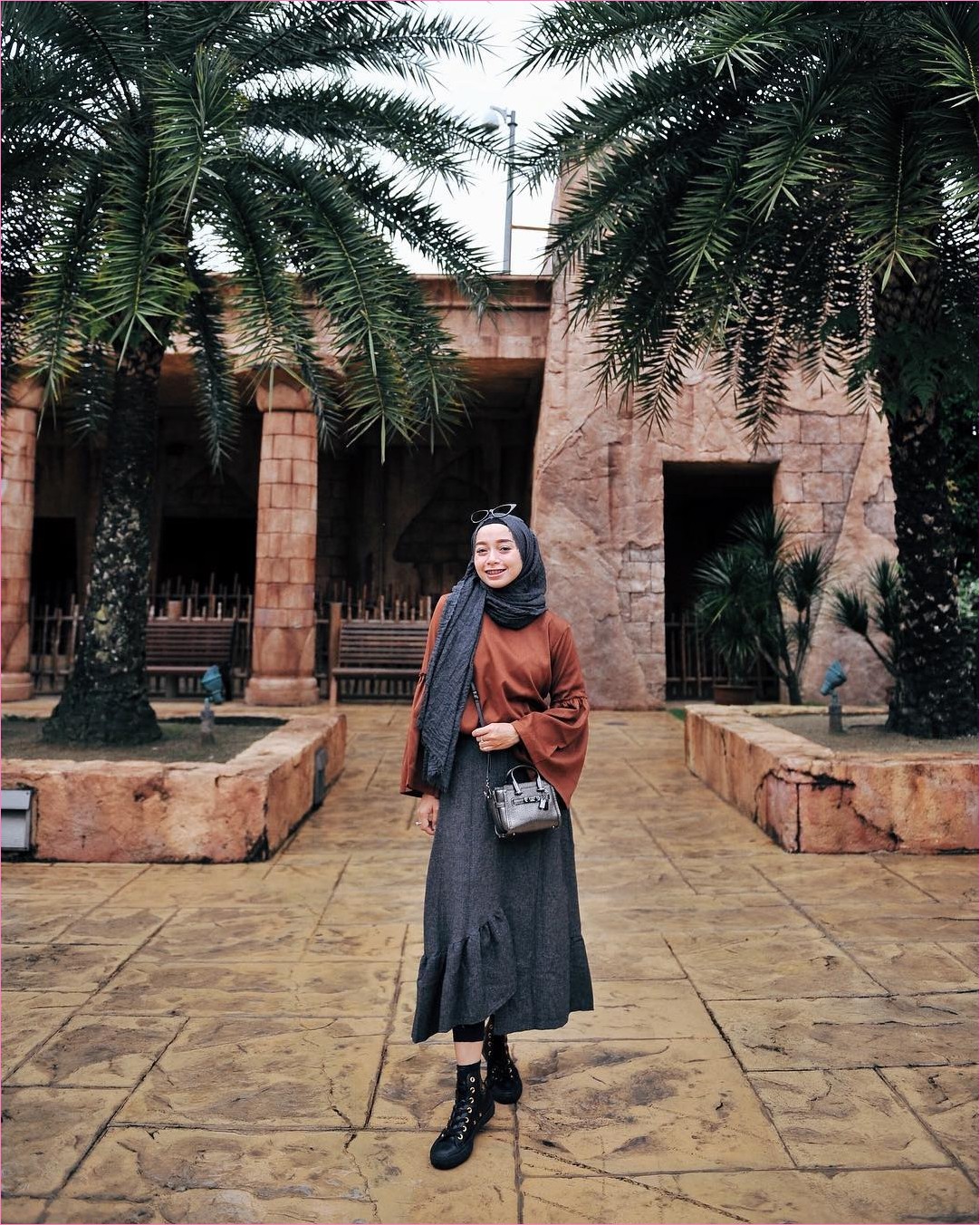 Outfit Rok Untuk Hijabers Ala Selebgram 2018 ankle boots hitam hijab pashmina rawis rok A-line skirt abu tua blouse tunic lengan lebar coklat slingbags kacamata hitam legging ootd trendy Outfit Rok Untuk Hijabers Ala Selebgram 2018 ankle boots hitam hijab pashmina rawis rok A-line skirt abu tua blouse tunic lengan lebar coklat slingbags kacamata hitam legging ootd trendy