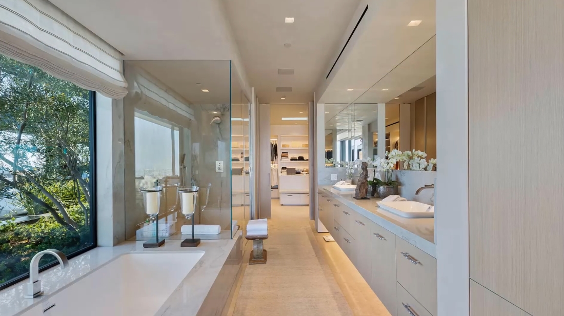 31 Interior Design Photos vs. 1616 Blue Jay Way, Los Angeles Luxury Home Tour