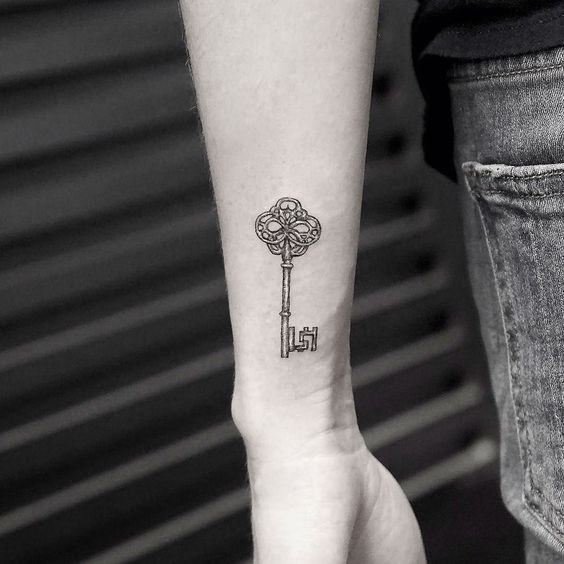 Tatuagem feminina de chave Tatuagem feminina de chave