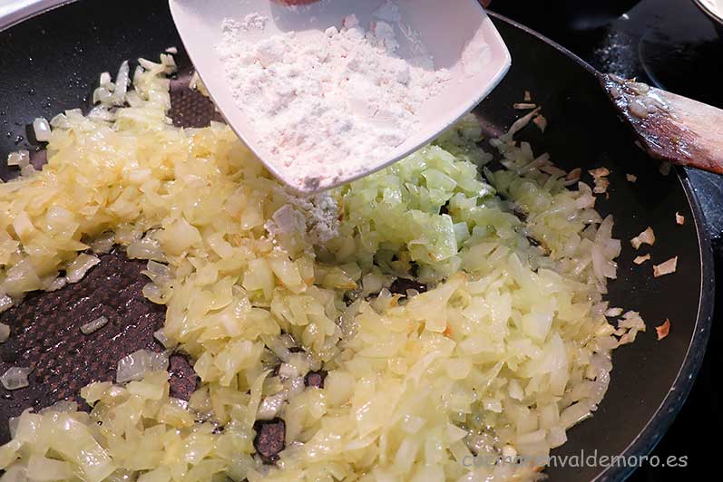 Echando la harina en la sartén