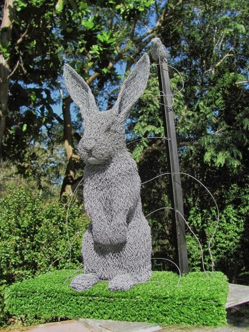 07-Rabbit-Chicken-Wire-Sculptures-Sculptor-Ivan-Lovatt-www-designstack-co