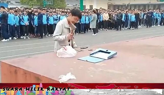 Bawa HP Ke Sekolah, Siswa Dihukum Hancurkan HP nya Sendiri Bawa HP Ke Sekolah, Siswa Dihukum Hancurkan HP nya Sendiri