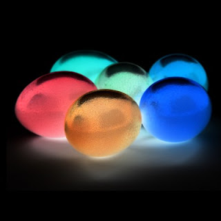 The easiest way to set up a glow-in-the-dark Easter egg hunt for kids. This is SO COOL! #glowinthedarkeasteregghunt #glowinthedarkeastereggs #glowinthedarkegghunt #easteregghuntideas #easteregghunt #eastereggs