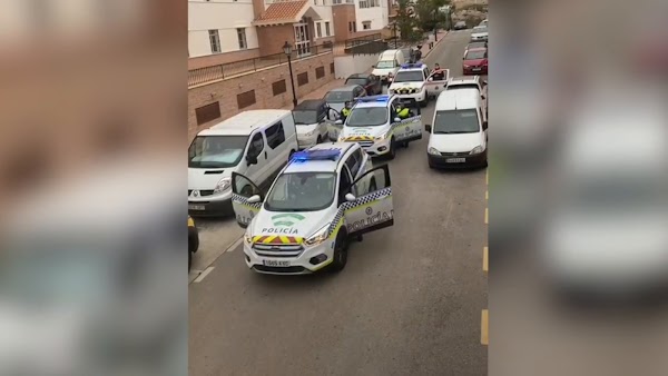 La Policía de Torrox anima el confinamiento con el himno del Málaga CF