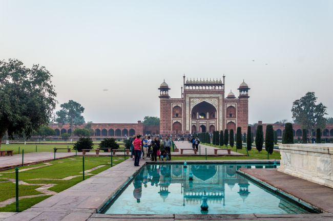 Even the reflection of entrance gate of Taj Mahal looks good