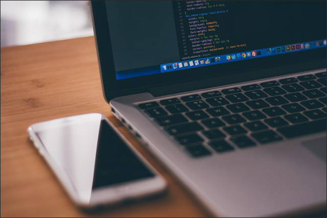 لماذا لا يجب عليك استخدام أداة التحقق من التعاريف في ويندوز 10 Macbook-laptop-coding