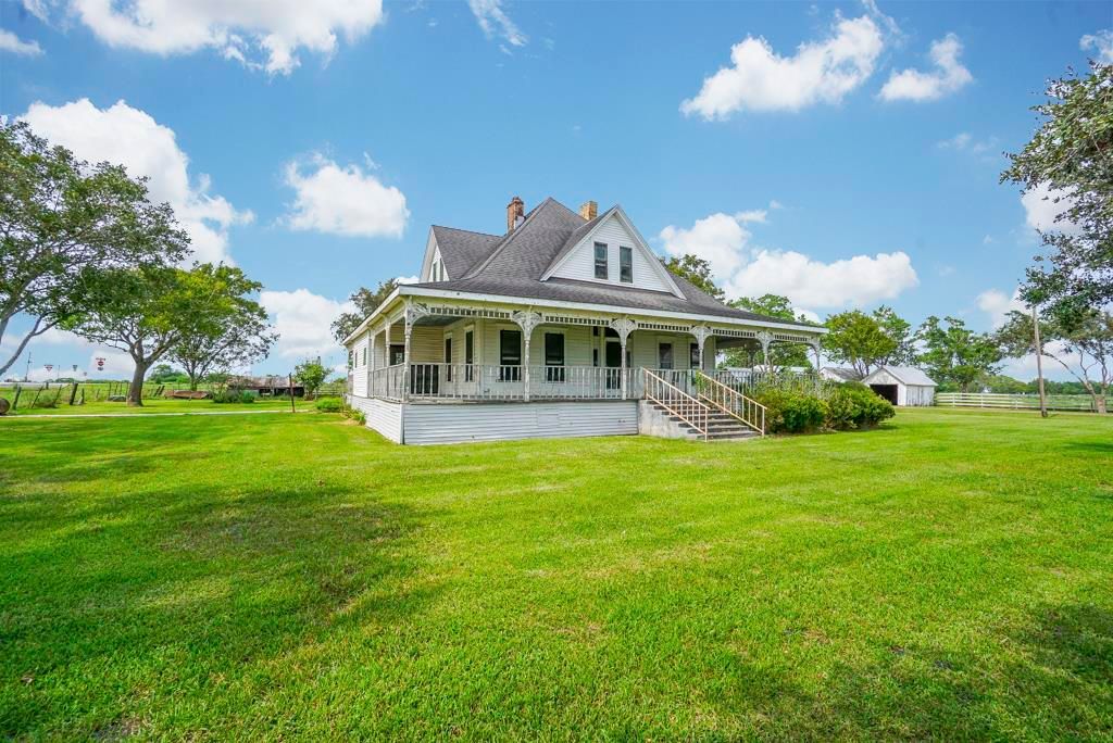 Sweet House Dreams 1899 Farmhouse in El Campo, Texas