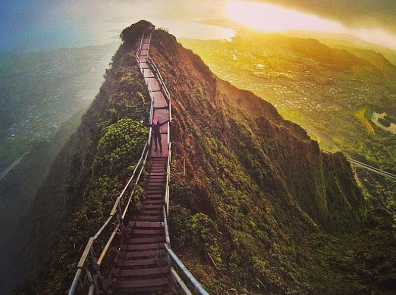 32 Stunning Places on Earth You Should Visit Before You Die - Haiku Stairs, Hawaii 32 Stunning Places on Earth You Should Visit Before You Die - Haiku Stairs, Hawaii