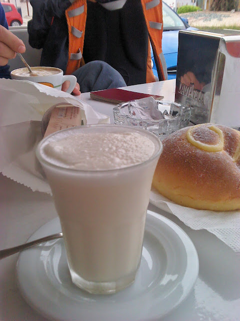 La Perla: granita alle mandorle con brioche; Pozzallo, Sicilia La Perla: granita alle mandorle con brioche; Pozzallo, Sicilia