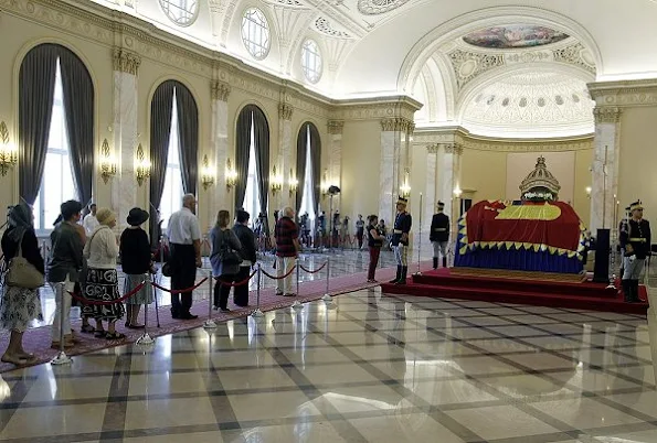 Hundreds of mourners have paid respect to the late Queen Anne of Romania, lying in state at the Royal Palace now the Art Museum of Romania, in Bucharest