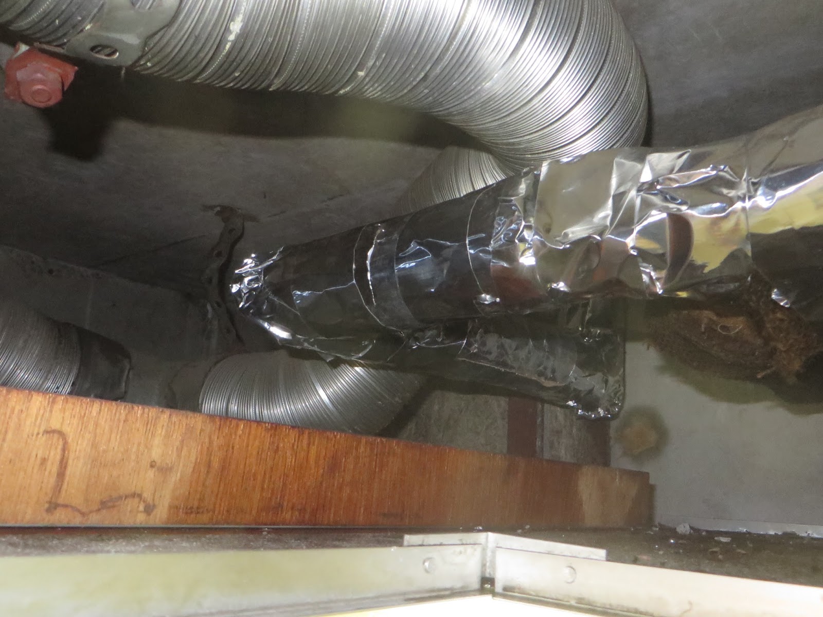 「水プロ」の”目利きが吠える”！ ユニットバス天井裏給湯管ピンホール漏水②配管年齢というものがあります・・・