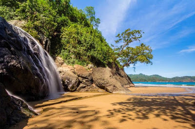 Wisata Pantai Paling Populer dan Menawan di Malang Selatan pantai banyu anjlok