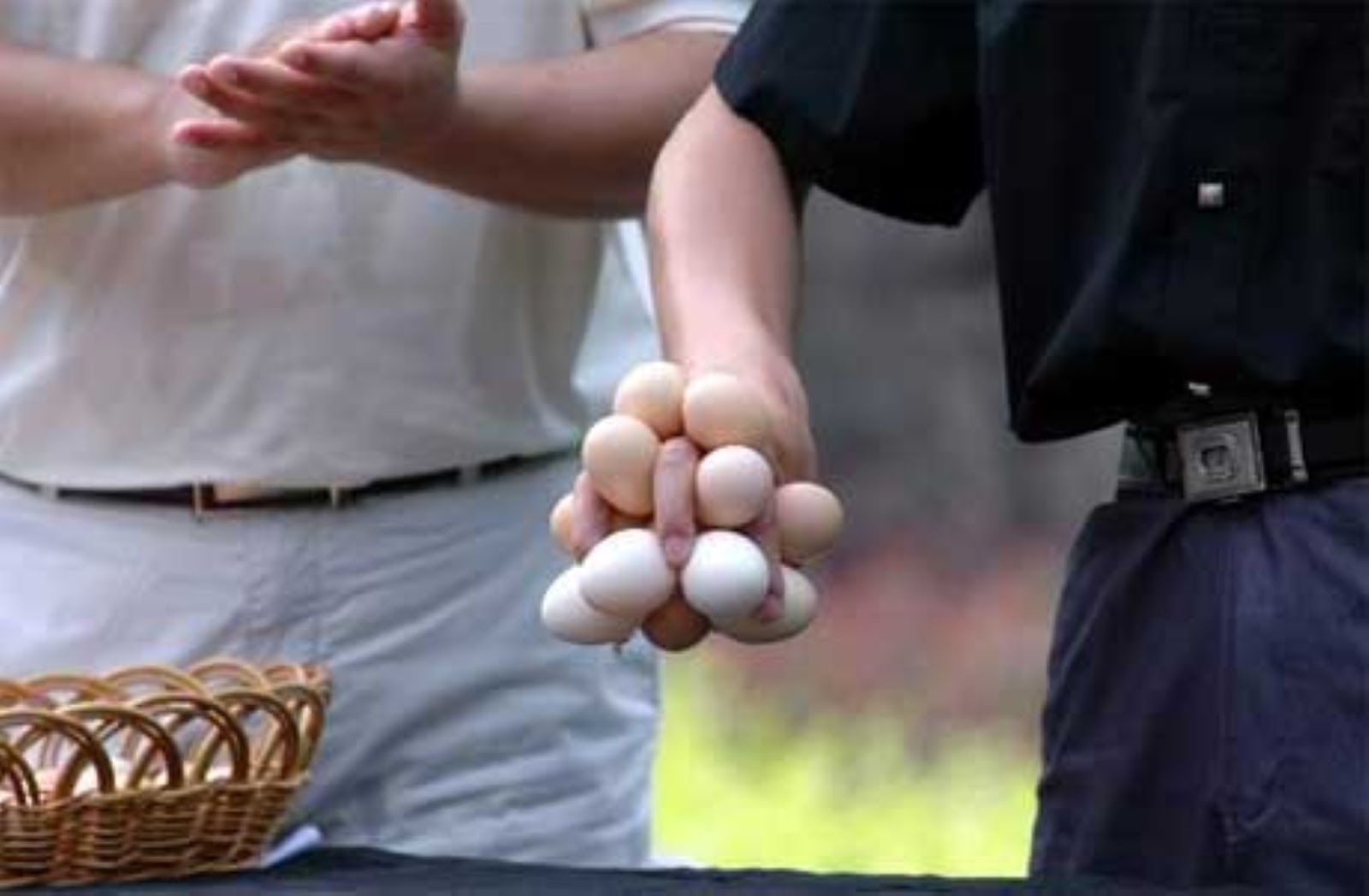 Ниже яиц у мужчин. Яйцо в руке. Яйцо для фотосессии.