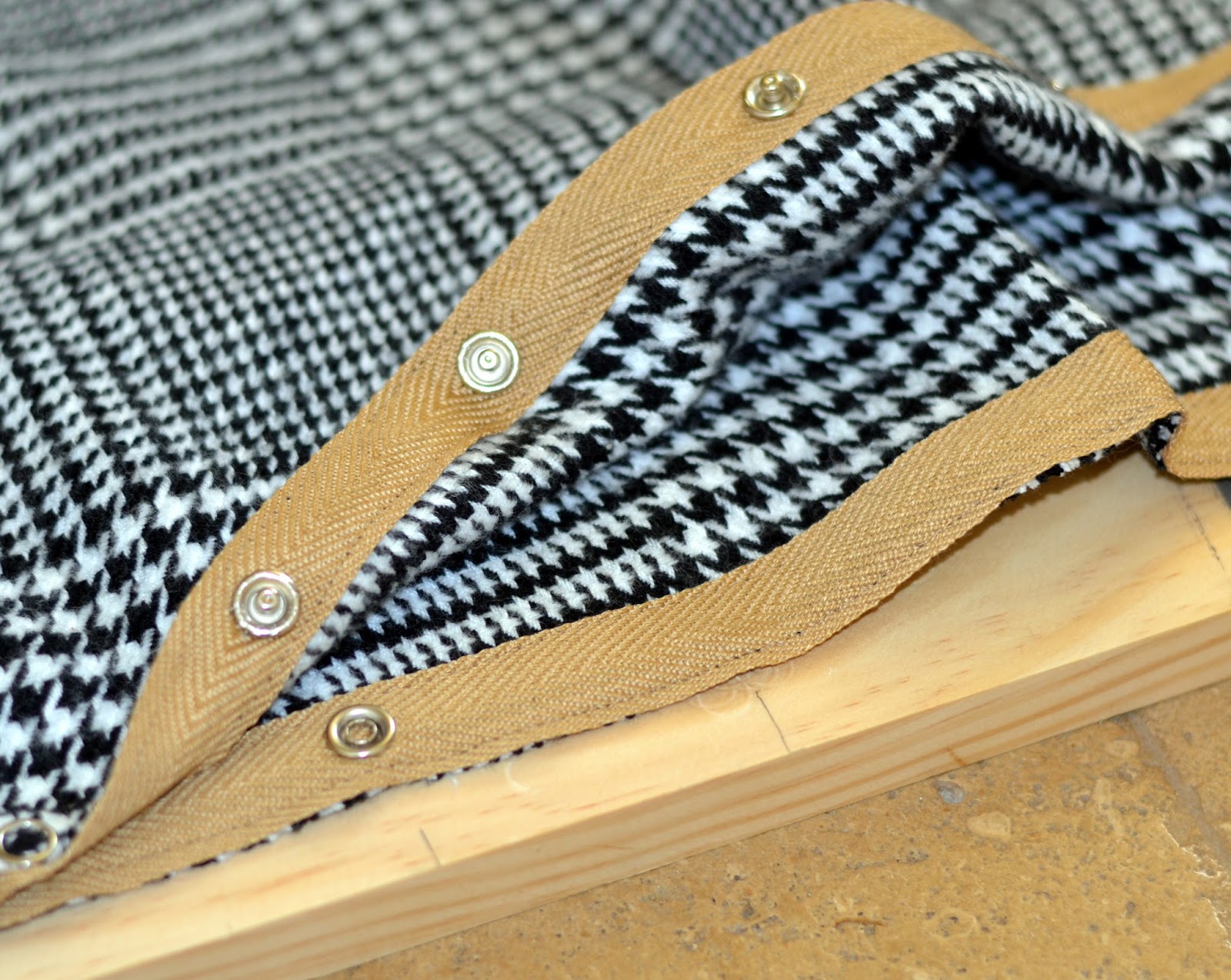 DIY infinity scarf with snapsa Lululemon vinyasa scarf knockoff