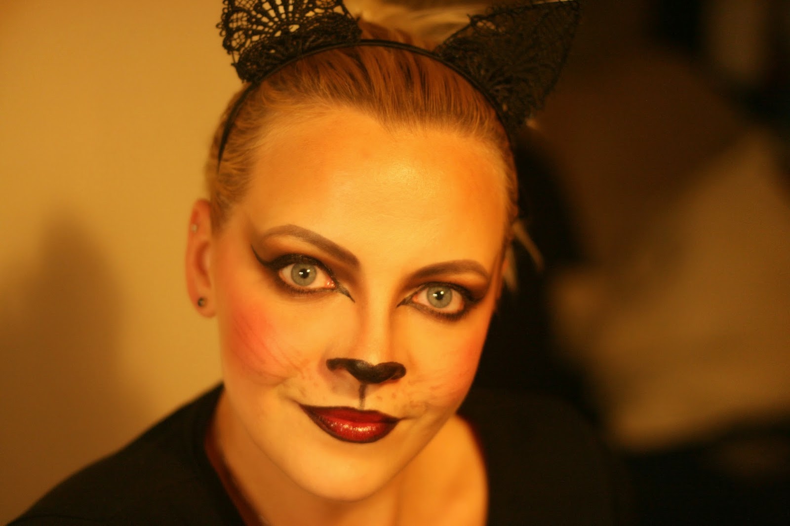 Nessie's Makeup Halloween cat eye makeup!