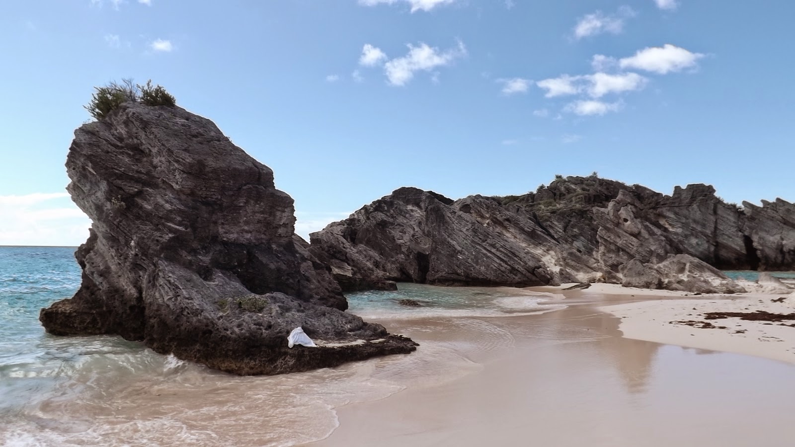 PHOTOGRAPHY 101 AT THE PINK SAND OF HORSESHOE BAY BEACH, BERMUDA Touristang Pobre