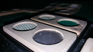 Dominó en relieve Dos piezas del dominó en relieve con diferentes texturas y colores