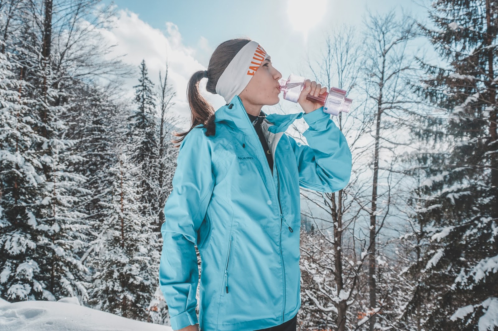 Jak ubrać się na zimowy trekking w górach? Mini poradnik Austria, ubiór w góry, wspinaczka, trekking w górach, ubiór na trekking, jaką kurtkę wybrać w góry, jaką kurtkę hardshell wybrać, blog podróżnicz, jak ubrać się zimą w góry