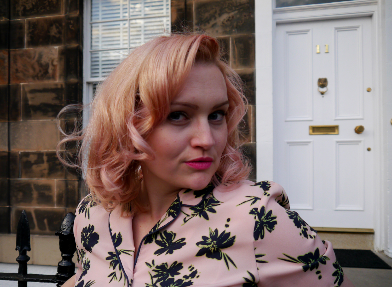 Pink pin up hair from Scottish fashion blogger Wardrobe Conversations pink pin up hair, 1950s hairstyle, Hawaiian shirt, scottish fashion blog, pink hair DIY, mathcing hair and lipstick, Edinburgh blogger, Scottish blogger, Wardrobe Conversations