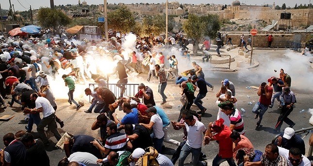 Gila! Terekam Kamera, Ini Aksi Brutal Tentara Israel Tendang Umat Islam yang Sedang Shalat