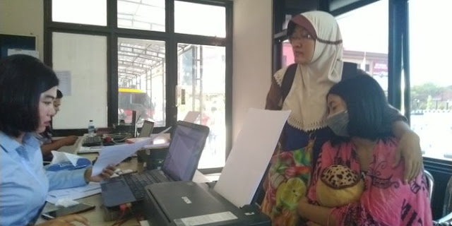 Viral Video Wanita Dipukul saat Salat, Begini Kronologinya Lengkap Kejadian Viral Video Wanita Dipukul saat Salat, Begini Kronologinya Lengkap Kejadian