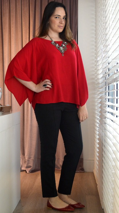 calça preta e camisa vermelha