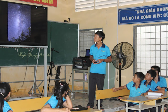 Chủ nhiệm CLB Thiên văn học Trà Vinh là Nhật Minh đang giới thiệu về dải Ngân Hà trên bầu trời đêm. Trên màn hình là hình ảnh Ngân Hà do chính Nhật Minh chụp. Chủ nhiệm CLB Thiên văn học Trà Vinh là Nhật Minh đang giới thiệu về dải Ngân Hà trên bầu trời đêm. Trên màn hình là hình ảnh Ngân Hà do chính Nhật Minh chụp.