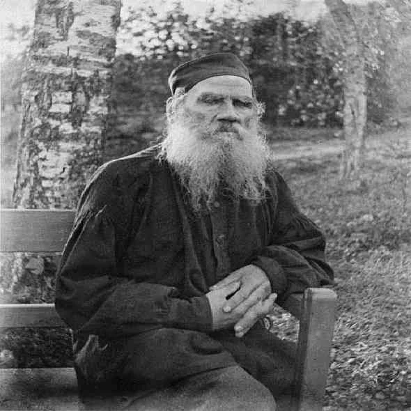 Leo-Tolstoy-Biography-قصة-حياة-ليو-تولستوي