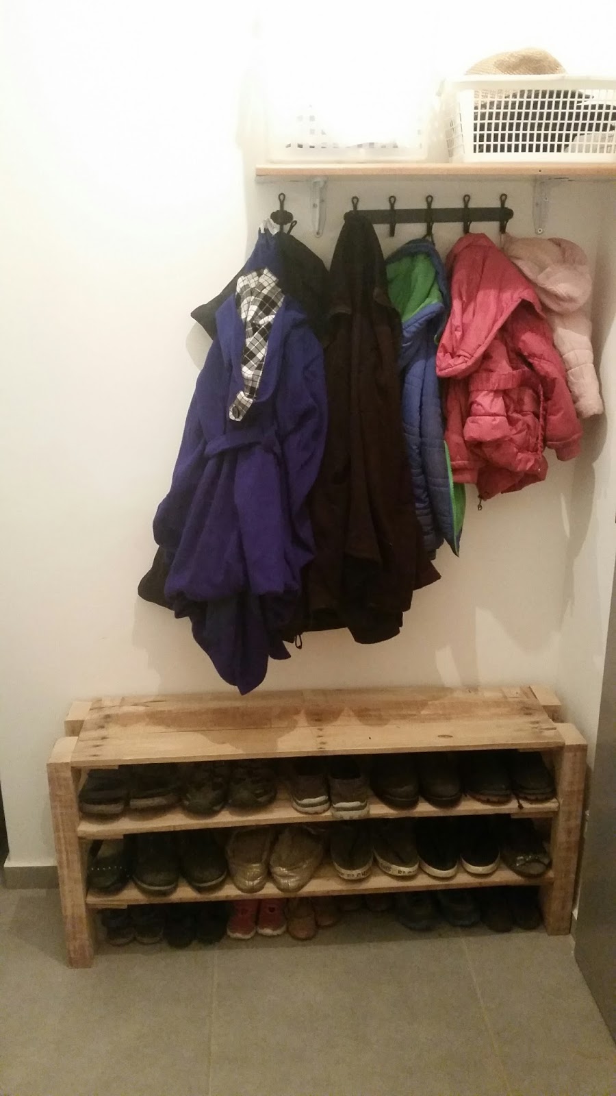 Build a DIY pallet shoe rack 