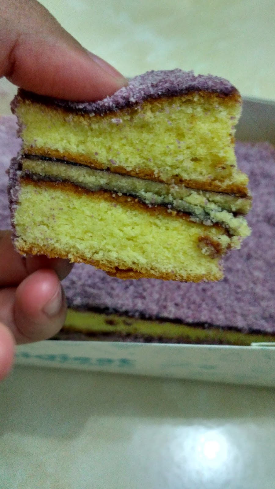 GIGI EAT CAKE JATIWARINGIN ESCAPEE