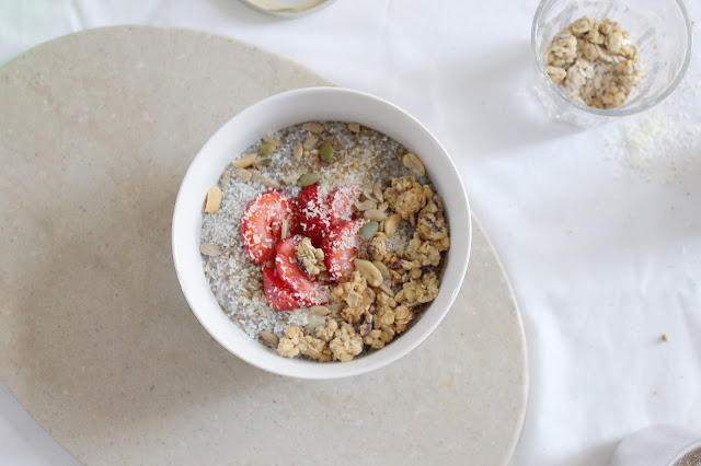 Always dreaming of a creamy dreamy chia seed pudding. This healthy and quick vegan breakfast recipe is also wholesome and healthy giving you so much energy to start the day! Filled with chia seeds, granola clusters, cocoa, coconut, fruits, and more. Best breakfast chia seed pudding recipe.