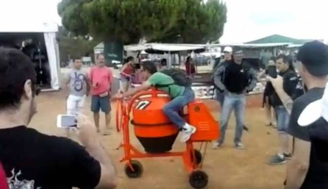 VIDEO: Kocak, Pria Ini Ubah Pengaduk Semen Jadi Sepeda Motor VIDEO: Kocak, Pria Ini Ubah Pengaduk Semen Jadi Sepeda Motor