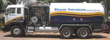 A policeman in uniform has been caught on camera stealing petrol from an oil tanker at Roorkie, Uttarkhand.