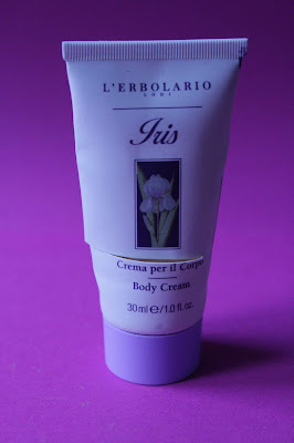 Questa foto contiene il pack tagliato a metà della Crema corpo all'iris de L'erbolario.