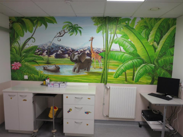 Peinture fresque pédiatrie urgences pédiatriques Hôpital Castres Mazamet Tarn jungle girafe éléphant hippopotame
