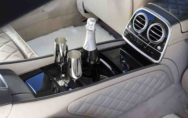Tựa tay ngăn cách giữa hai hàng ghế Mercedes Maybach S650 2019 Tựa tay ngăn cách giữa hai hàng ghế Mercedes Maybach S650 2019 thiết kế sang trọng với nhiều tiện ích bên trên